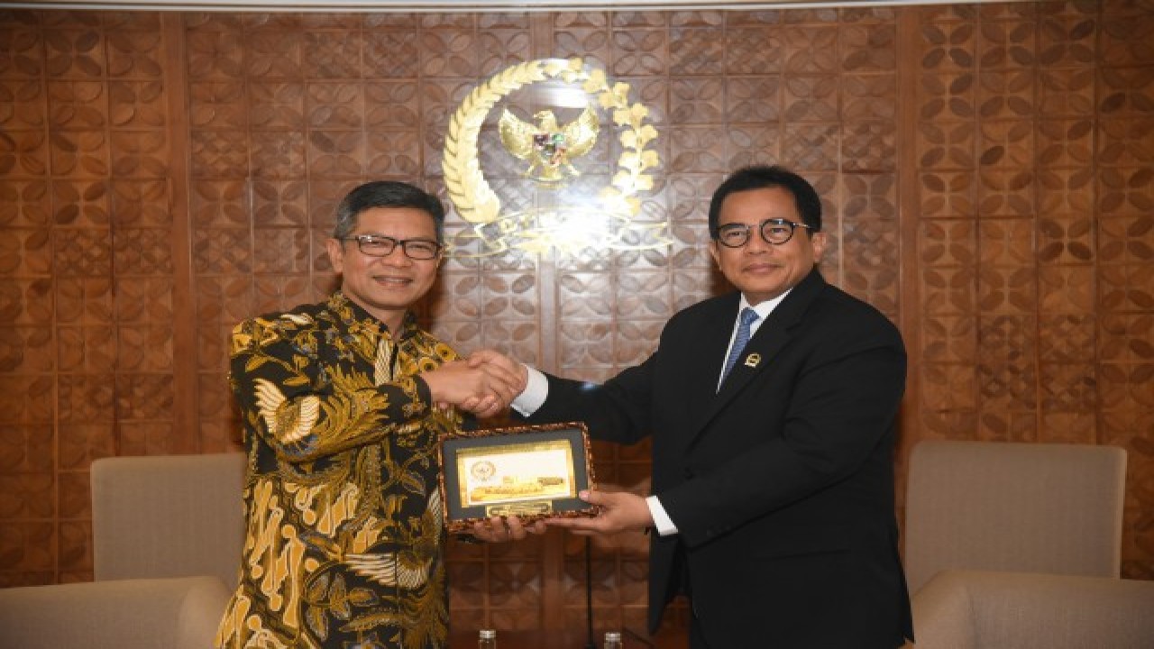 Sekretaris Jenderal DPR RI Indra Iskandar saat bertukar cenderamata usai menerima kunjungan Duta Besar Republik Indonesia untuk Vietnam Denny Abdi di ruang delegasi, Nusantara III, Rabu (2/8/2023). Foto: Arief/nr