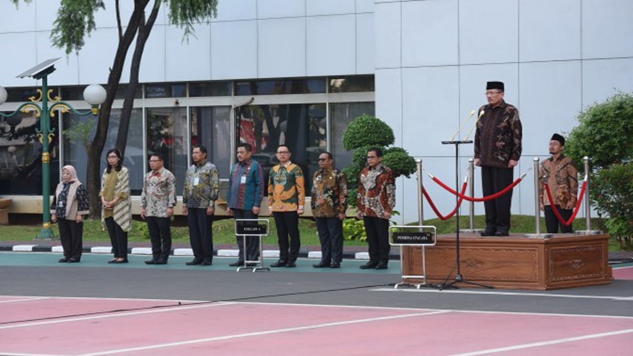 Kepala Badan Keahlian Sekretariat Jenderal DPR RI Inosentius Samsul saat mengikuti upacara bendera memperingati Hari Ulang Tahun ke-78 DPR RI di Lapangan Setjen DPR RI, Senayan, Jakarta, Selasa (29/8/2023). Foto: Dep/nr