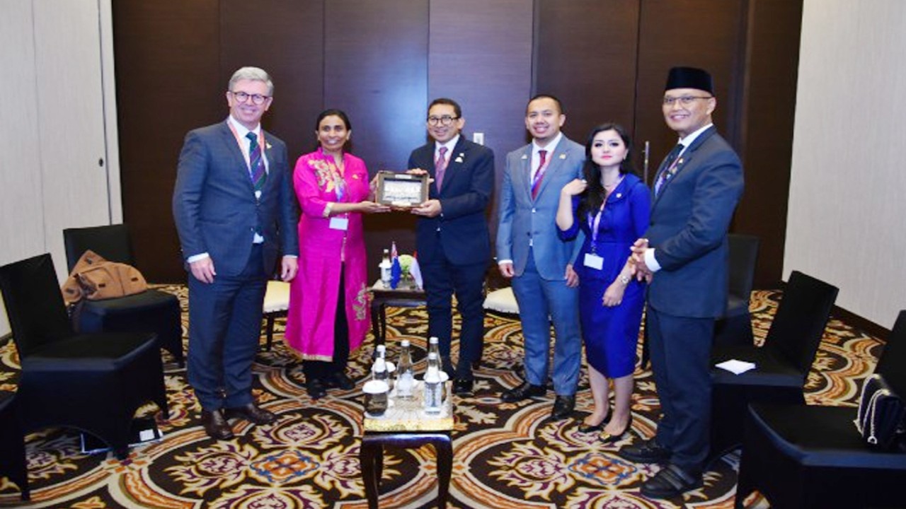 Ketua BKSAP DPR RI Fadli Zon saat bertukar cenderamata usai melakukan pertemuan bilateral meeting dengan delegasi Parlemen Australia di Senayan, Jakarta, Selasa (8/8/2023). Foto: Kresno/nr