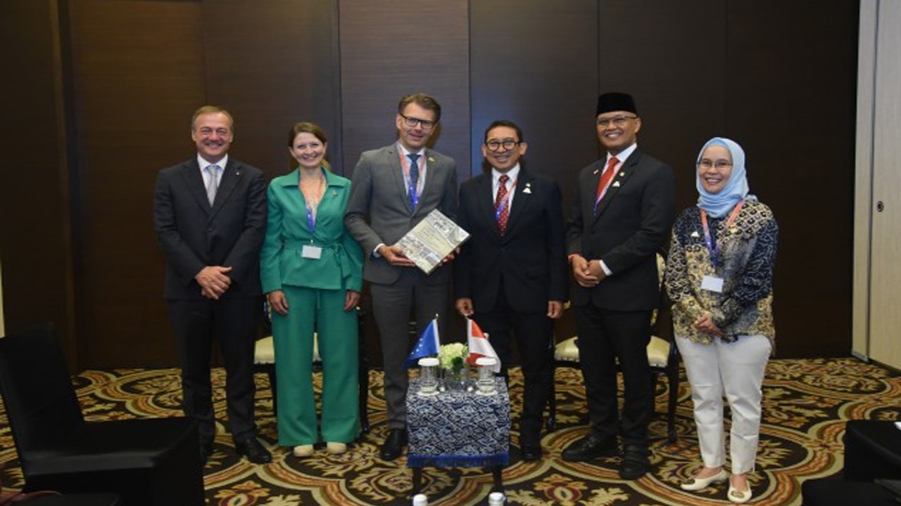 Ketua BKSAP DPR RI Fadli Zon saat bertukar cenderamata usai melakukan pertemuan bilateral dengan Parlemen Eropa di sela agenda ‘ASEAN Inter-Parliamentary Assembly’ (AIPA) ke-44 di Jakarta, Indonesia, Rabu (9/8/2023). Foto: Arief/nr