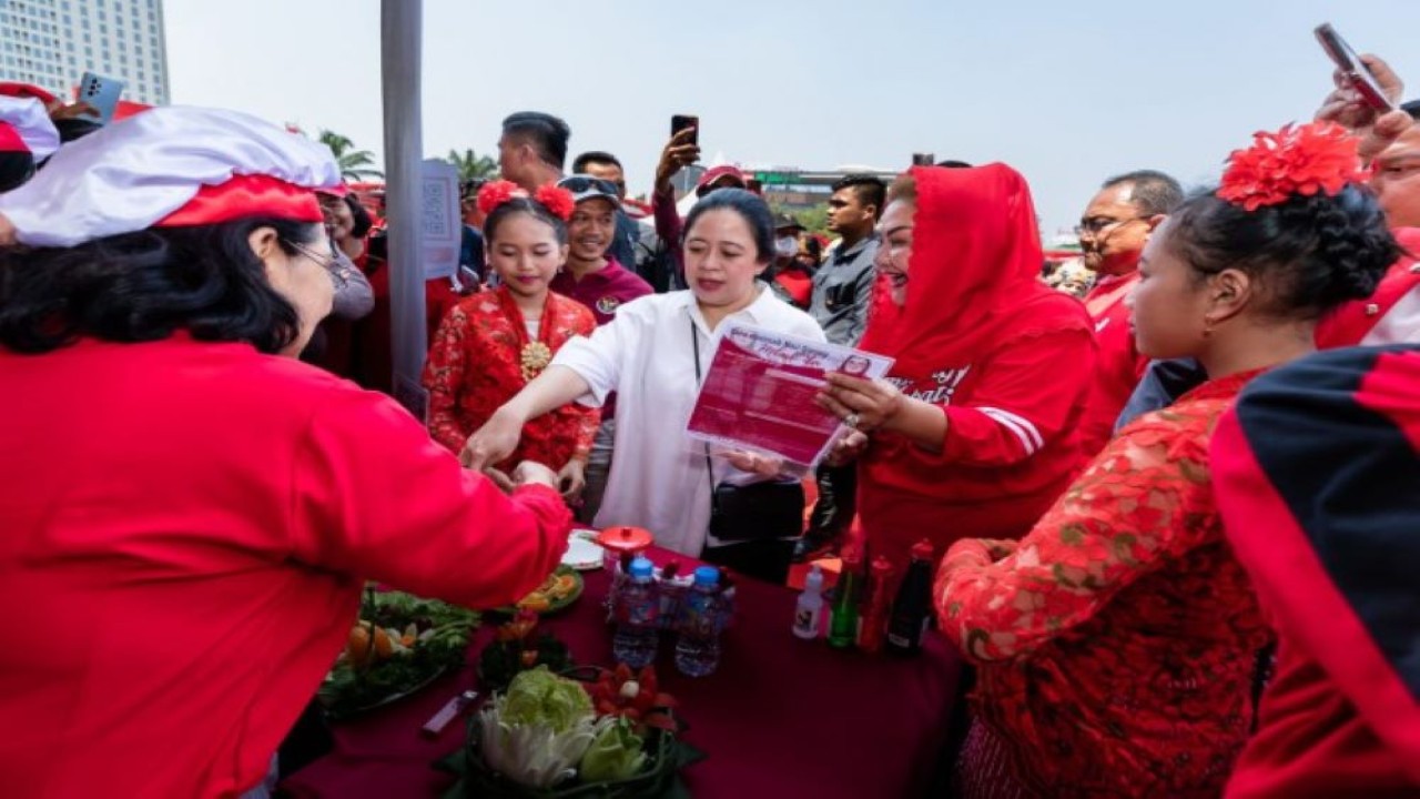 Ketua DPR RI Dr. (H.C) Puan Maharani saat menghadiri Final Lomba Masak Nasi Goreng ibu-ibu di Lapangan Simpang Lima, Semarang, Sabtu (26/8/2023). (Ist/nr)