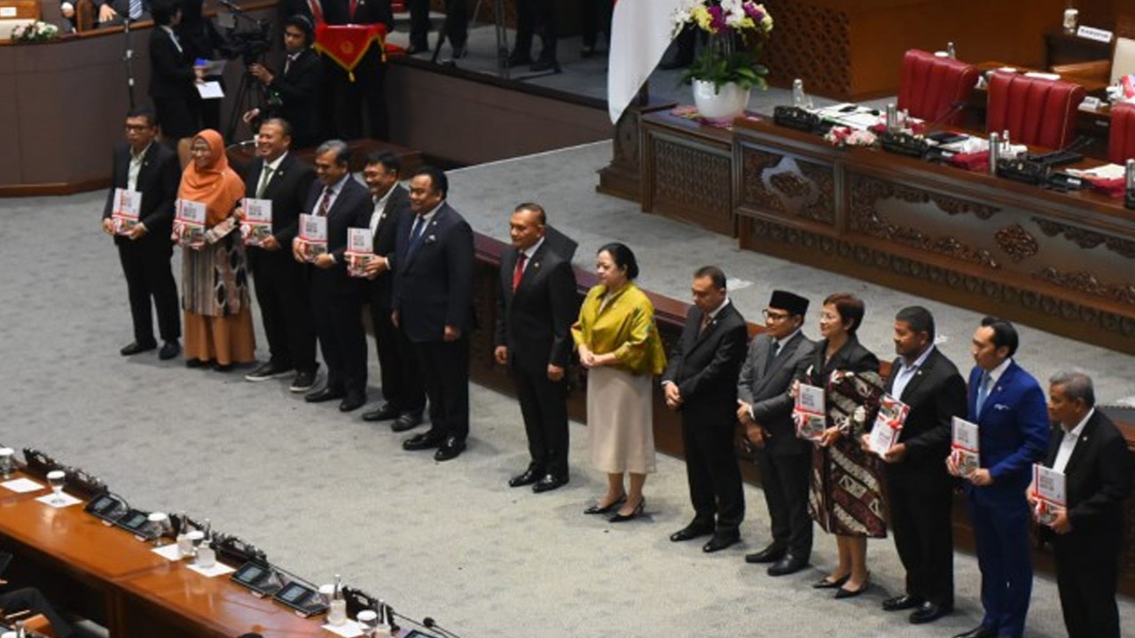 Ketua DPR RI Puan Maharani dalam foto bersama usai Penyampaian Laporan Kinerja DPR RI Tahun Sidang 2022-2023, di Gedung Nusantara II, Senayan, Jakarta, Selasa (29/8/2023). Foto: Runi/nr