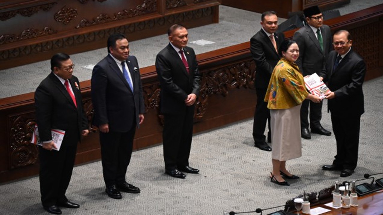 Ketua DPR RI Puan Maharani saat menyampaikan buku laporan kinerja DPR RI selama tahun sidang 2022-2023 dalam Rapat Paripurna di Gedung Nusantara II, Senayan, Jakarta, Selasa (29/8/2023). Foto: Farhan/nr