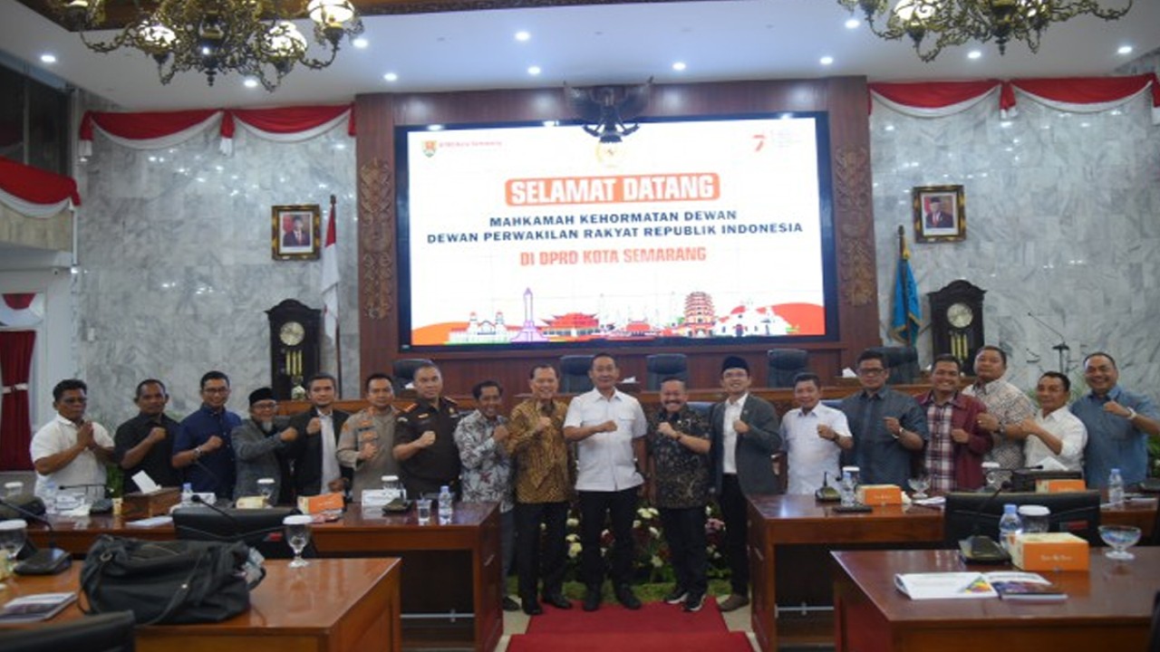 Ketua MKD DPR RI Adang Daradjatun saat foto bersama usai menggelar sosialisasi ke kantor DPRD Kota Semarang, Jawa Tengah pada Selasa, (29/8/2023). Foto: Andri/nr