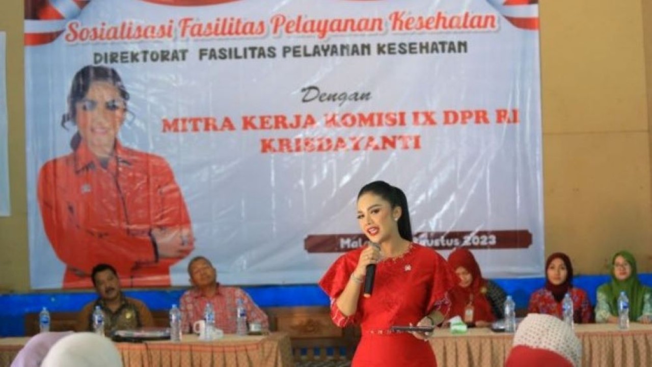 Anggota Komisi IX DPR RI Krisdayanti saat sosialisasi Gerakan Masyarakat Cerdas Menggunakan Obat (Gema Cermat) bersama Dinas Kesehatan Provinsi Jawa Timur. (Ist/Man)