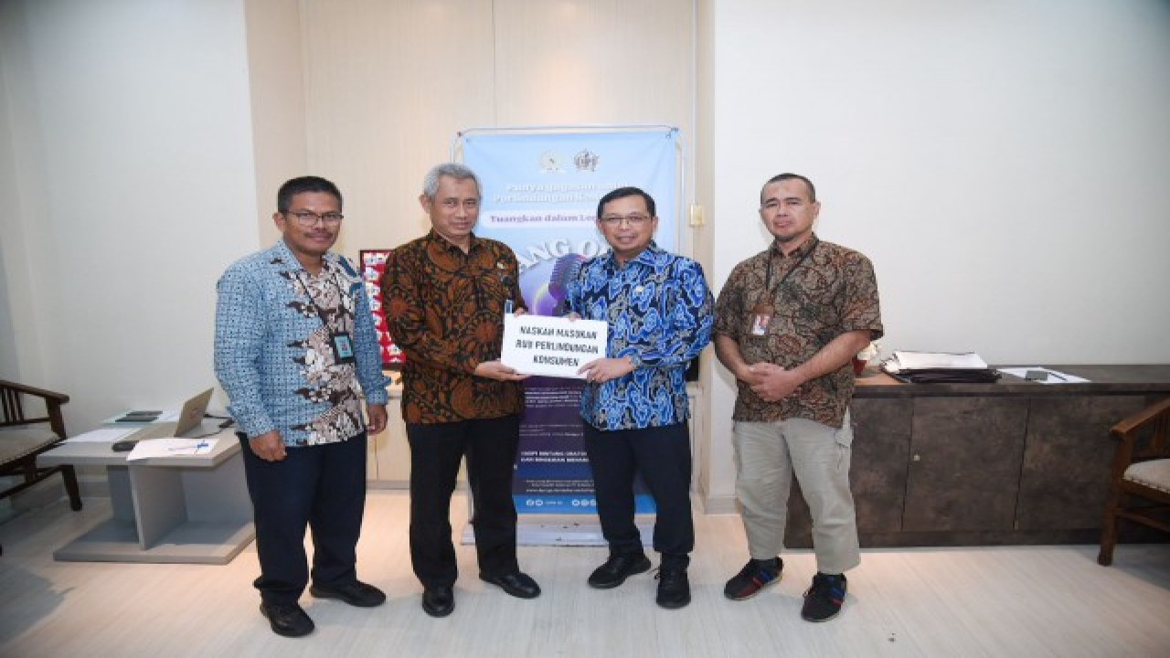 Anggota Komisi VI DPR RI, Herman Khaeron (dua dari kanan) dalam foto bersama usai menjadi ketua dewan juri LOBO XIV 2023 di Gedung Nusantara 2, Senayan, Jakarta, Jumat (4/8/2023). Foto: Geraldi/nr