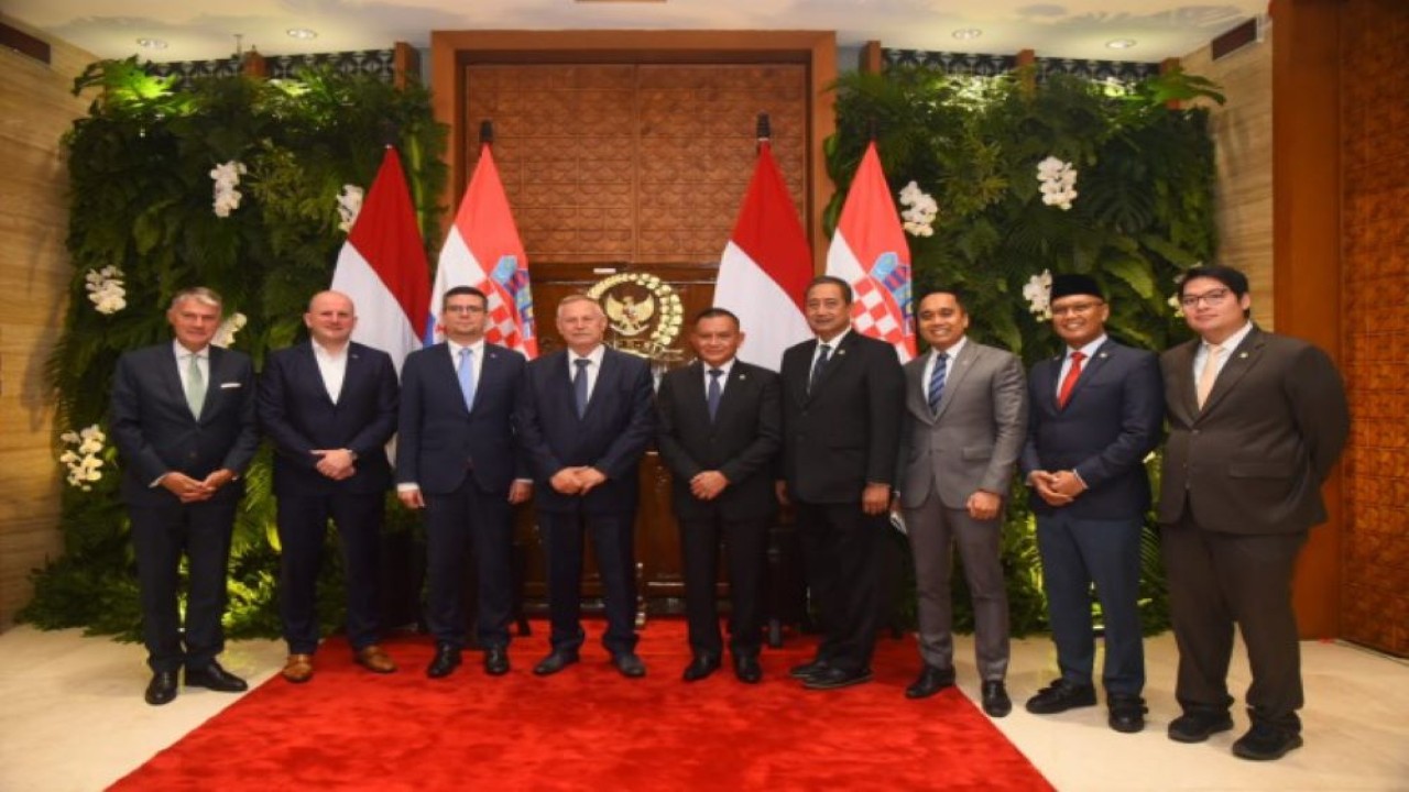 Wakil Ketua DPR RI Lodewijk F. Paulus dalam foto bersama usai menerima kunjungan kehormatan delegasi Parlemen Kroasia (Sabor) di Ruang Delegasi, Gedung Nusantara III DPR RI, Senayan, Jakarta, Senin (28/8/2023). (Runi/nr)