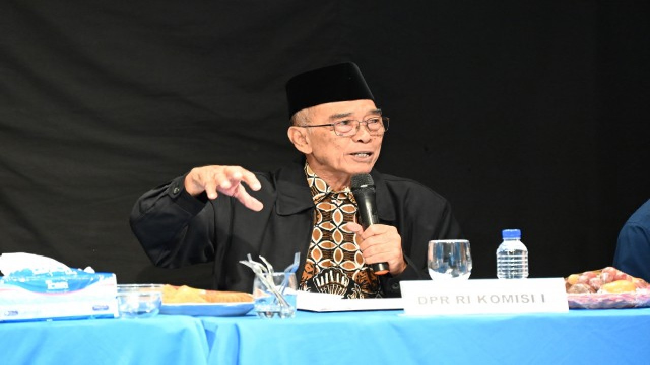 Anggota Komisi I DPR RI Mohammad Idham Samawi saat memimpin rapat kunjungan kerja spesifik Komisi I ke LPP TVRI Jampi pada Kamis (24/8/2023). Foto: Ucha/nr
