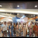 Model peragakan koleksi resort wear 'Terbit' dari Tobatenun (ANTARA/H.O Tobatenun)-1691641224