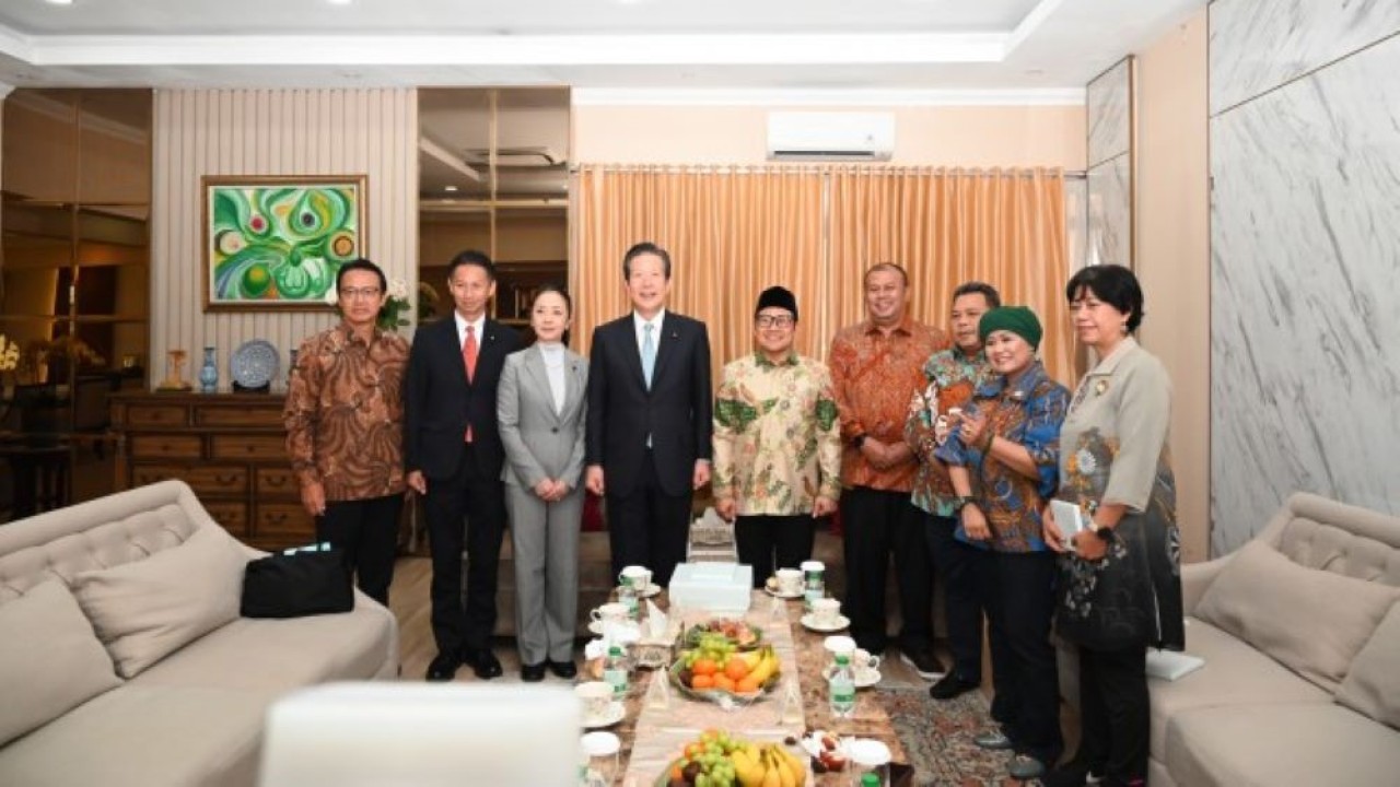 Wakil Ketua DPR RI Muhaimin Iskandar saat foto bersama usai menerima kunjungan kehormatan Delegasi Jepang yang digelar di Rumah Dinas Wakil Ketua DPR RI Koordinator Bidang Kesejahteraan Rakyat (Korkesra), Widya Chandra, Jakarta, Jumat (18/8/2023). (Mentari/nr)