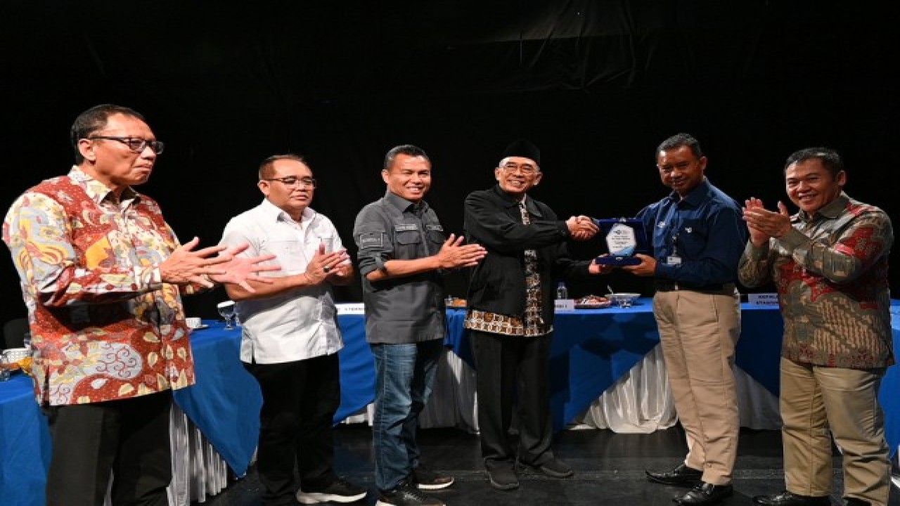 Ketua Tim Kunspik Mohammad Idham Samawi saat bertukar cenderamata usai pertemuan dengan jajaran TVRI Jambi, Kamis (24/8/2023). Foto: Ucha/nr