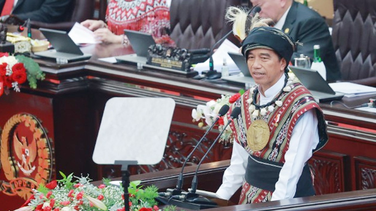 Presiden Republik Indonesia Joko Widodo saat menyampaikan Pidato Kenegaraan pada Sidang Tahunan MPR RI dan Sidang Bersama DPR RI dan DPD RI Tahun 2023 dalam rangka HUT Kemerdekaan RI ke-78 di Gedung DPR/MPR/DPD RI. Foto: Munchen/nr