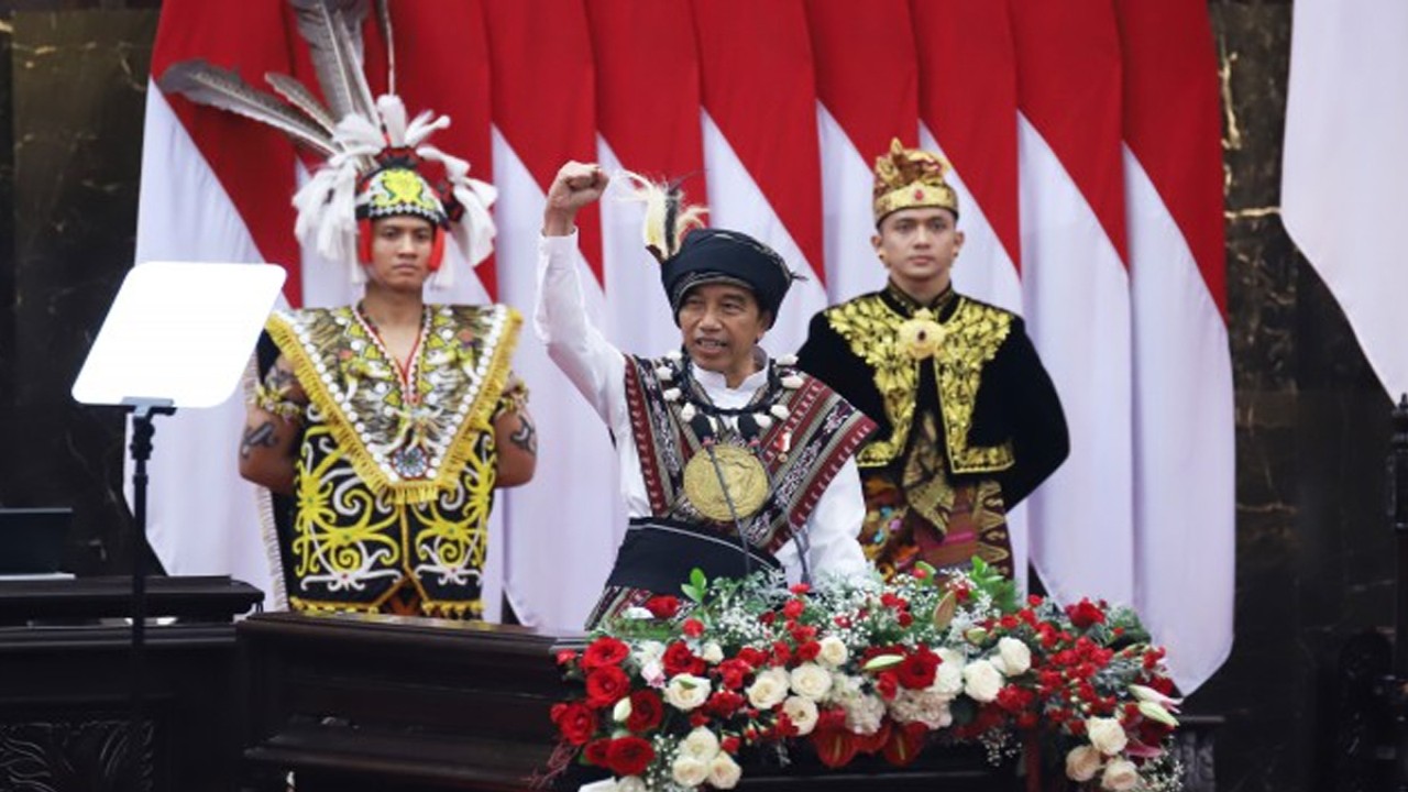 Presiden Republik Indonesia Joko Widodo saat menyampaikan Pidato Kenegaraan dalam Sidang Tahunan MPR RI dan Sidang Bersama DPR RI dan DPD RI Tahun 2023 dalam rangka HUT Kemerdekaan ke-78 RI di Gedung DPR/MPR/DPD RI, Senayan, Jakarta, Rabu (16/8/2023). Foto: Jaka/nr