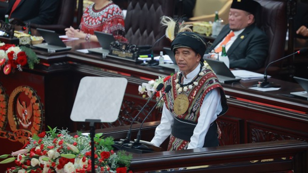 Presiden Republik Indonesia Joko Widodo saat menyampaikan Pidato Kenegaraan dalam Sidang Tahunan MPR RI, Sidang Bersama DPR RI dan DPD RI Tahun 2023, di Gedung DPR/MPR/DPD RI, di Senayan, Jakarta, Rabu (16/8/2023). Foto: Munchen/nr