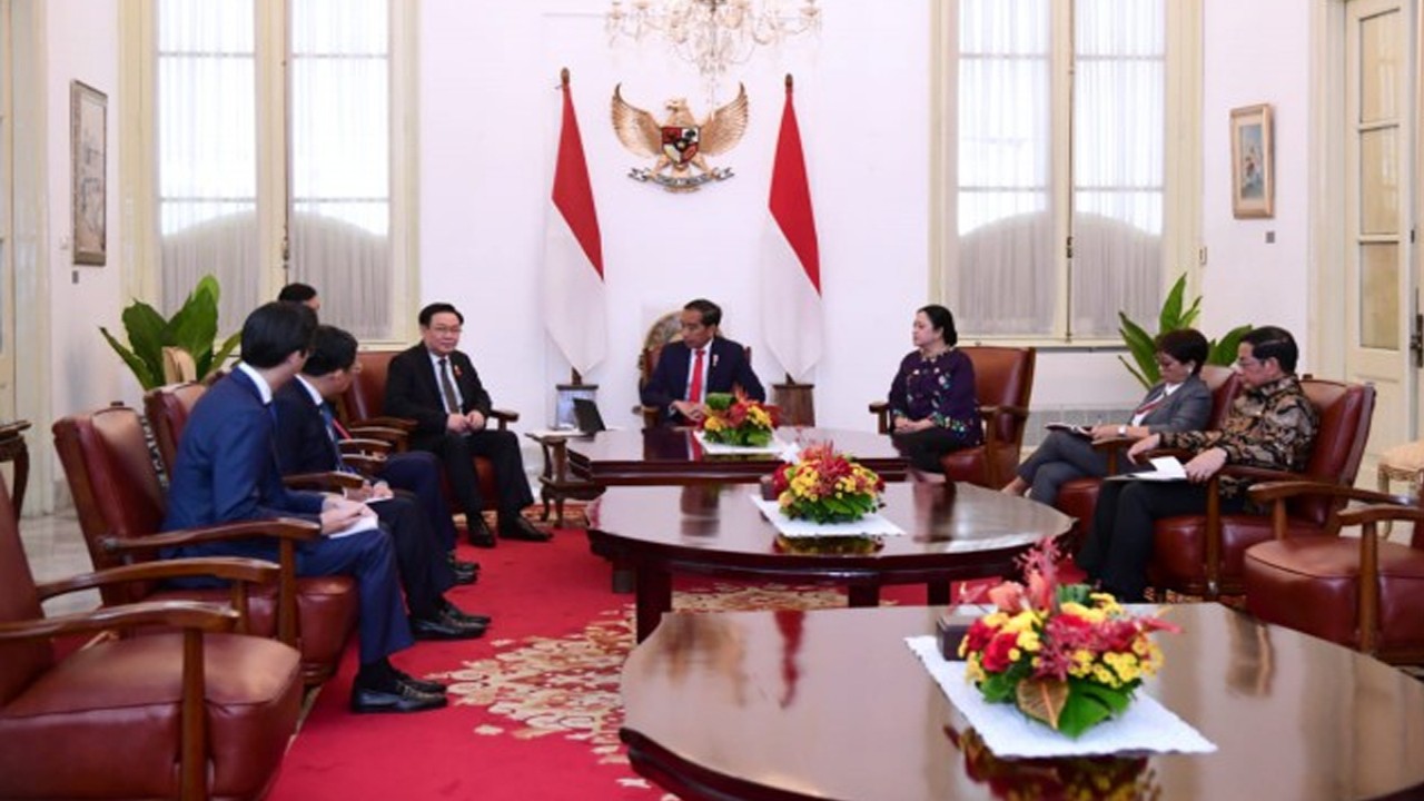 Presiden RI Joko Widodo saat menerima kunjungan kehormatan Ketua Parlemen Vietnam serta kunjungan serentak tiga Ketua Parlemen Thailand, Malaysia, dan Laos didampingi Ketua DPR RI Puan Maharani. Foto: Ist/nr