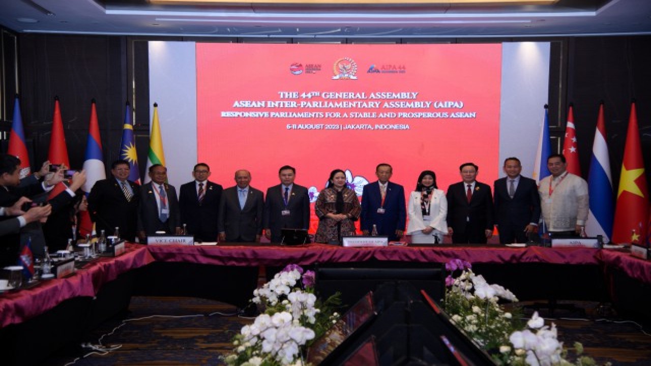 Ketua DPR RI Puan Maharani sekaligus Presiden AIPA ke-44 saat foto bersama usai memimpin sidang komite eksekutif pada Minggu (6/8/2023). Foto: Kresno/nr