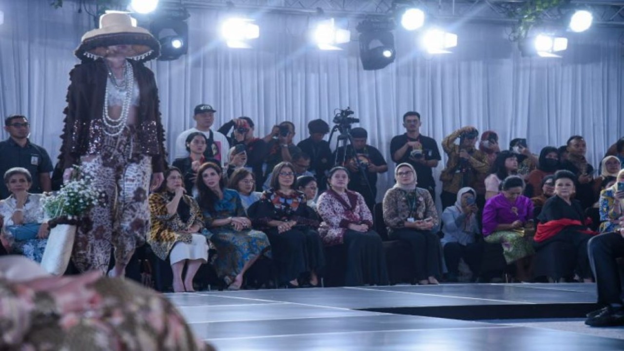 Ketua DPR RI Dr. (H.C) Puan Maharani saat menghadiri pameran Gelar Batik Nusantara 2023 (GBN 2023) di SPARK Senayan, Jakarta Pusat. (Ist/nr)