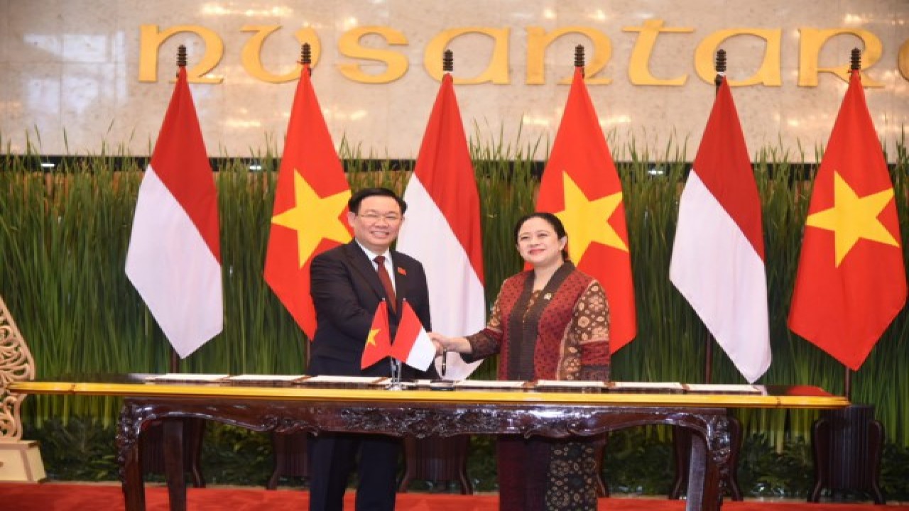 Ketua DPR RI Puan Maharani (kanan) dan Ketua Majelis Nasional Vietnam, Vuong Dinh Hue usai penandatanganan MoU Kerja Sama antar Parlemen di Gedung Nusantara, Kompleks Parlemen, Senayan, Jakarta, Jumat (4/8/2023). Foto: Oji/nr