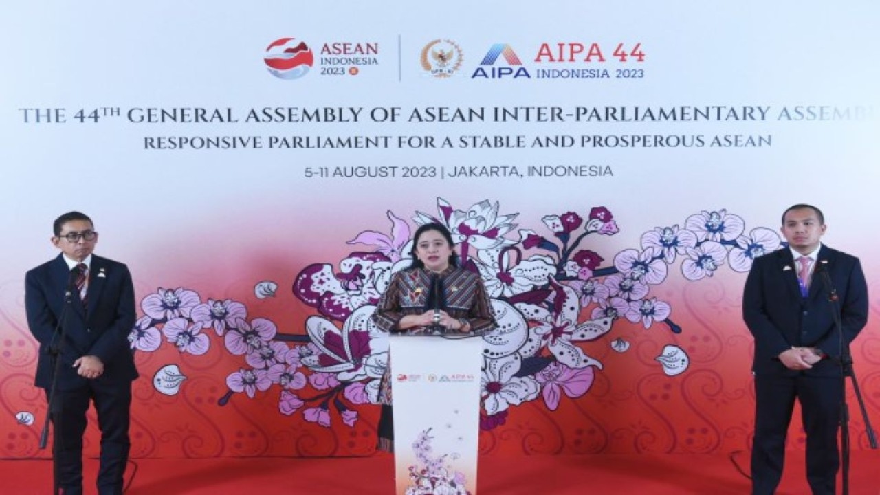 Ketua DPR RI Puan Maharani sekaligus Presiden ASEAN Inter-Parliamentary Assembly (AIPA) (tengah) saat konferensi pers usai memimpin Sidang Komite Eksekutif AIPA di Jakarta, Minggu, (6/8/2023). (Jaka/Man)