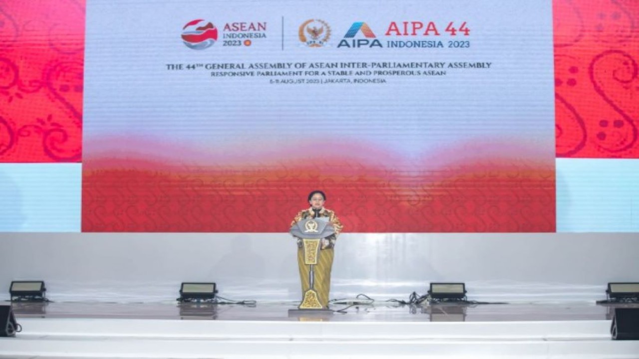 Ketua DPR RI sekaligus Presiden AIPA 2023, Dr. (H.C) Puan Maharani saat membuka acara Solidarity Dinner yang diselenggarakan DPR RI sebagai tuan rumah Sidang Umum AIPA ke-44 di Fairmont Hotel, Rabu (9/8/2023). (Ist/nr)