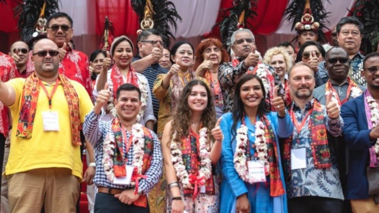 Ketua DPR RI Dr. (H.C.) Puan Maharani foto bersama usai menghadiri puncak acara Tomohon International Flower Festival 2023 di Sulawesi Utara. (Ist/nr)