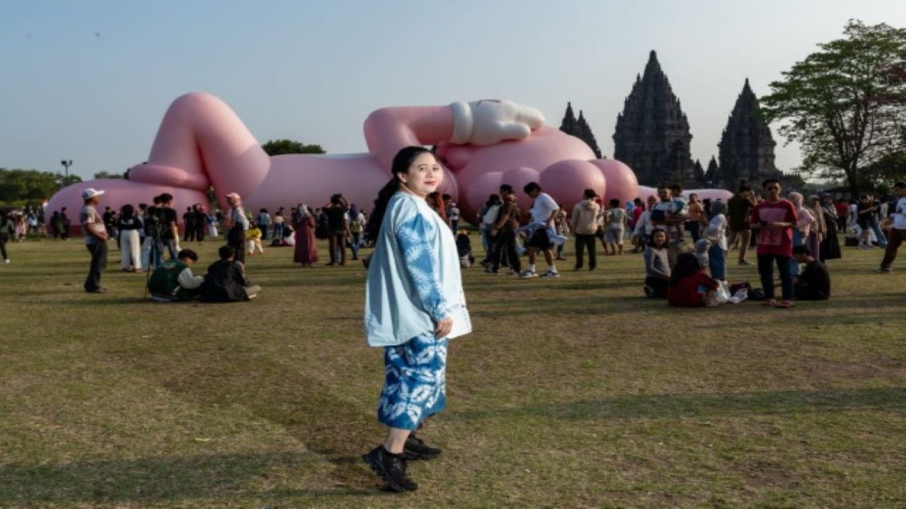 Ketua DPR RI Dr. (H.C) Puan Maharani saat melihat langsung pameran patung KAWS yang tengah digelar di Candi Prambanan pada Minggu (27/8/2023) sore. (Ist/nr)