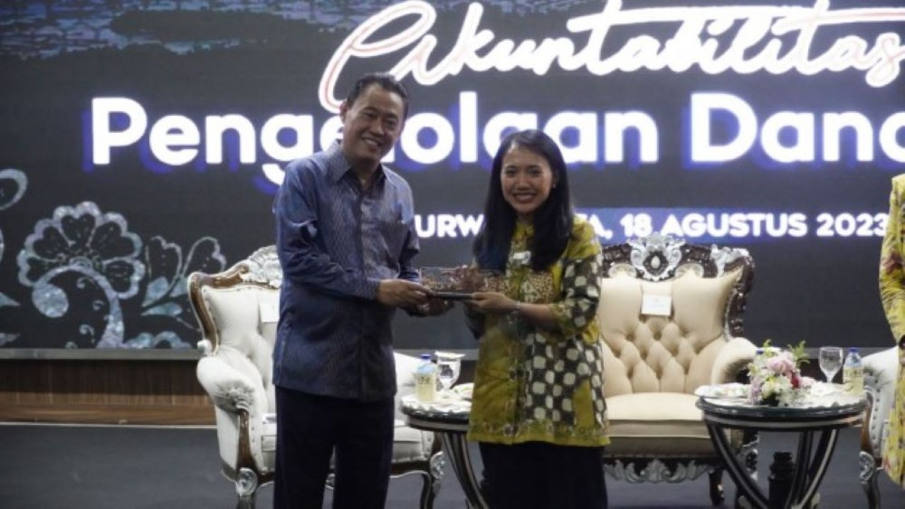 Anggota Komisi XI DPR RI Puteri Komarudin saat bertukar cenderamata usai Sosialisasi Akuntabilitas Pengelolaan Dana Desa di Gedung Sawala Yudistira, Komplek Pemerintah Daerah Kabupaten Purwakarta, pada Jumat (18/8/2023). (Ist/nr)