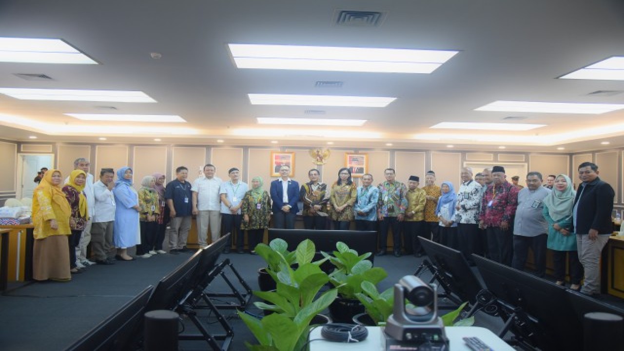 Sekjen DPR RI Indra Iskandar saat foto bersama dalam acara pelepasan pegawai Setjen DPR RI yang memasuki masa purna bakti atau purna tugas, Selasa (1/8/2023). Foto: Runi/nr