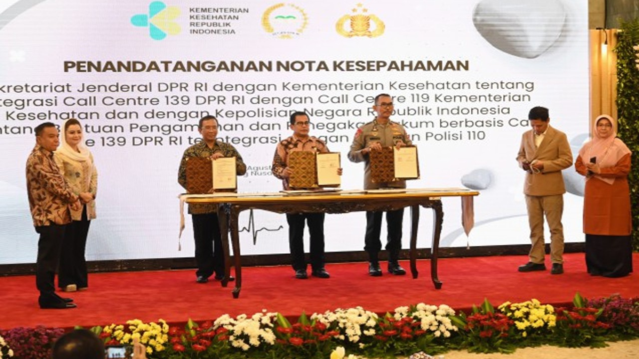 Sekretaris Jenderal DPR RI Indra Iskandar usai penandatanganan Nota Kesepahaman dengan Sekretaris Jenderal DPR RI, Direktur Jenderal Pelayanan Kesehatan Kemenkes RI dan Asisten Operasi (Asops) Kapolri pada Senin (28/8/2023). Foto: Farhan/nr