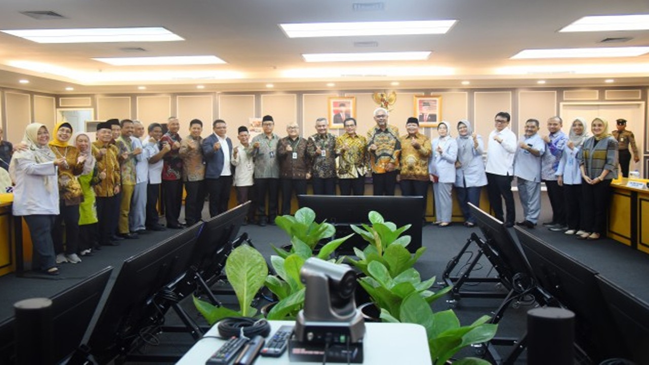 Sekretaris Jenderal DPR RI Indra Iskandar dalam foto bersama usai melepas enam pegawai yang memasuki masa purnabakti di Gedung Nusantara II, Jakarta, Kamis (31/8/2023). Foto: Runi/nr