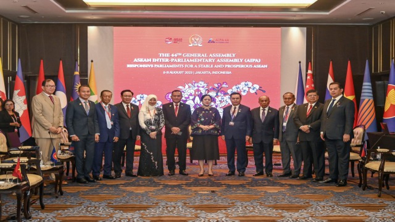 Ketua DPR RI Puan Maharani saat foto bersama dengan 9 Ketua Delegasi Parlemen Anggota AIPA, 1 Sekretaris Jenderal AIPA dan 1 Sekretaris Jenderal ASEAN di Jakarta, Senin (7/8/2023). Foto: Faisal/nr