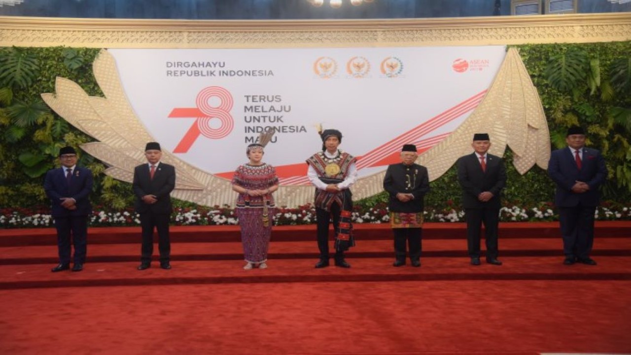 Wakil Ketua DPR RI Sufmi Dasco Ahmad (dua dari kiri) dalam foto bersama sebelum mengikuti Sidang Tahunan MPR RI dan Sidang Bersama DPR RI dan DPD RI Tahun 2023 di Gedung DPR/MPR/DPD RI, Senayan, Jakarta, Rabu (16/8). (Runi/nr)