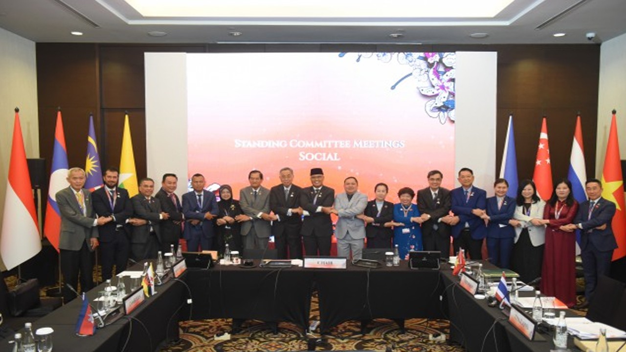 Wakil Ketua Badan Kerja Sama Antar Parlemen (BKSAP) DPR RI Sukamta saat foto bersama usai memimpin Committee on Social Matters dalam rangkaian kegiatan Sidang umum ASEAN Inter-Parliamentary Assembly (AIPA) ke-44 di Jakarta, Selasa (8/8/2023). Foto: Jaka/nr