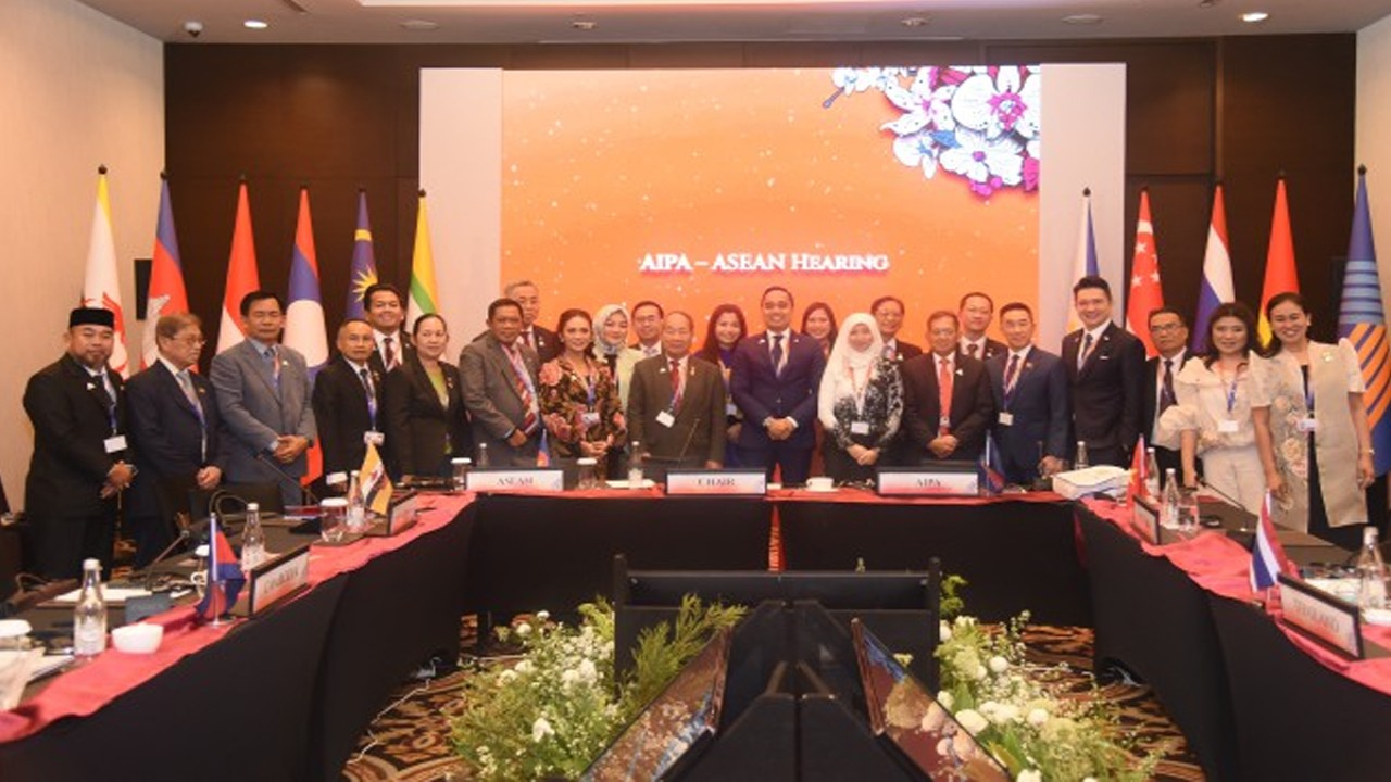 Wakil Ketua Badan Kerja Sama Antar Parlemen (BKSAP) Putu Supadma Rudana foto bersama usai memimpin ASEAN-AIPA Hearing dengan tema ‘Affirming ASEAN-AIPA Collaboration for Secure and Peaceful Southeast Asia’, di Jakarta, Senin (7/8/2023). Foto : Arief/Man