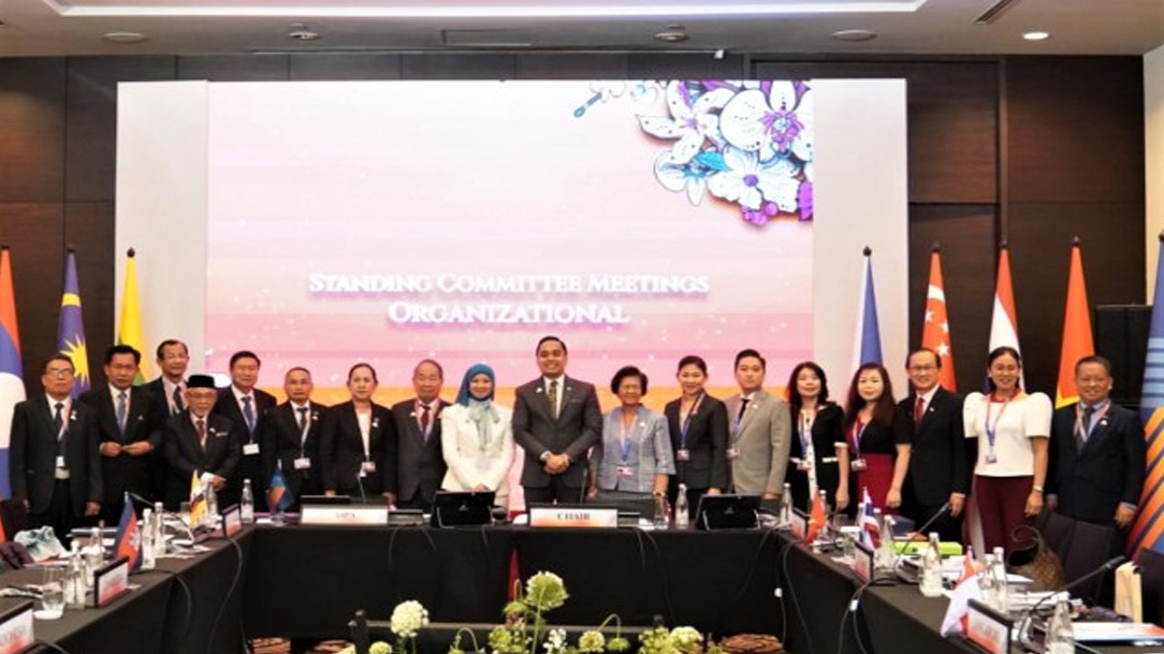 Wakil Ketua Badan Kerja Sama Antar Parlemen (BKSAP) Putu Supadma Rudana foto bersama usai pertemuan ‘Standing Committee’ dalam rangkaian Sidang Umum AIPA ke-44 di Jakarta, Selasa (8/8/2023). Foto : Arief/Man