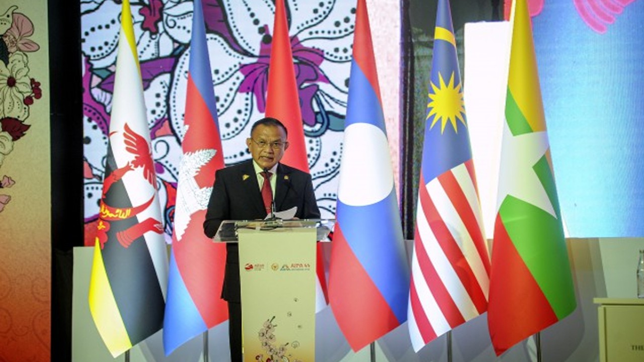 Wakil Ketua DPR RI Lodewijk F. Paulus saat menyampaikan pidato dalam rangkaian Sidang Umum ke-44 AIPA di Hotel Fairmont, Jakarta, Senin (7/8/2023). Foto: Faisal/nr