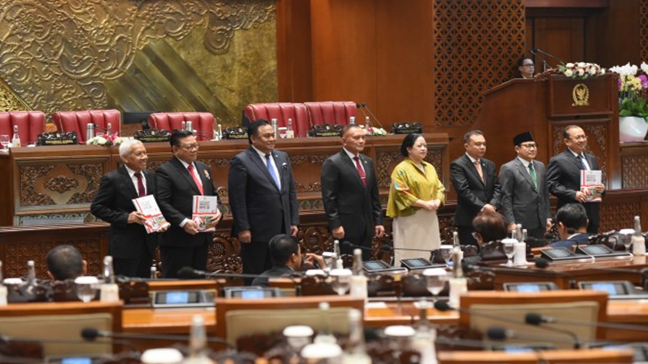 Wakil Ketua DPR RI Lodewijk F. Paulus dalam foto bersama usai menyampaikan buku laporan kinerja DPR RI selama tahun sidang 2022-2023 dalam Rapat Paripurna di Gedung Nusantara II, Senayan, Jakarta, Selasa (29/8/2023). Foto: Arief/nr