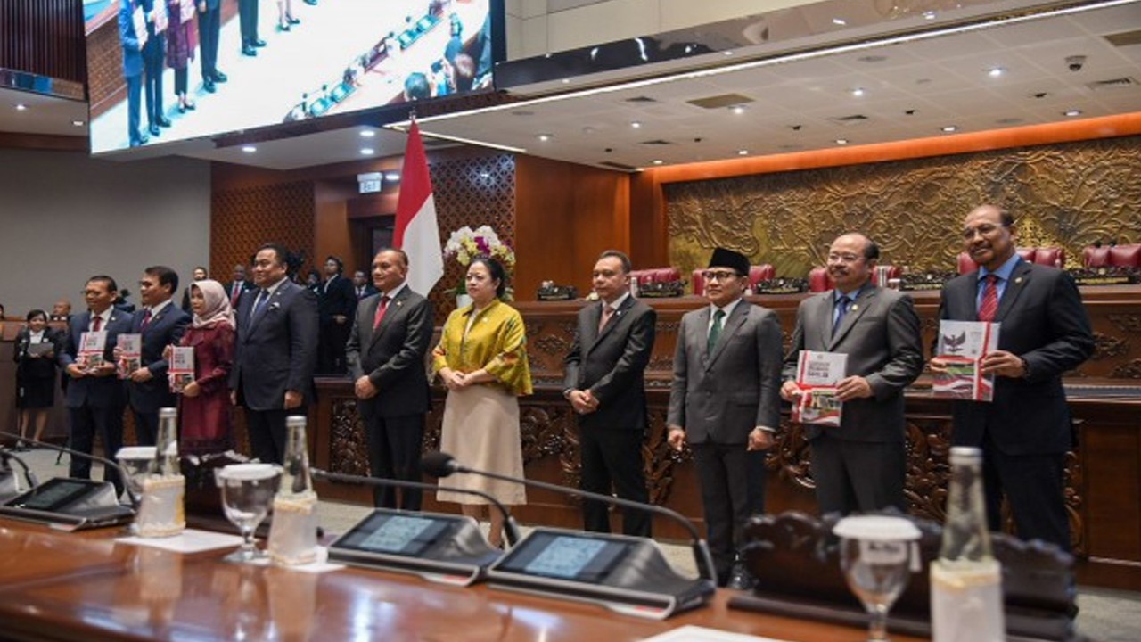 Wakil Ketua DPR RI Sufmi Dasco Ahmad saat foto bersama usai menyampaikan buku laporan kinerja DPR RI selama tahun sidang 2022-2023 dalam Rapat Paripurna di Gedung Nusantara II, Senayan, Jakarta, Selasa (29/8/2023). Foto: Geraldi/nr