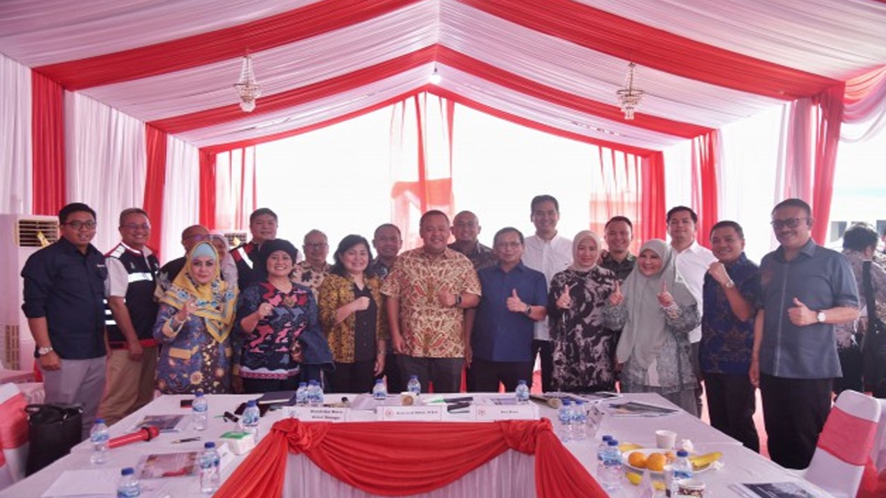 Wakil Ketua Komisi VI DPR RI Mohamad Hekal dalam foto bersama usai memimpin Tim Kunjungan Kerja Spesifik Komisi VI DPR RI ke Sukabumi, Jawa Barat, Selasa (29/8/2023). Foto: Munchen/nr