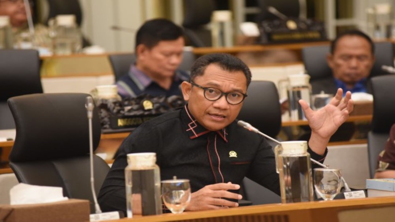 Anggota Komisi IV DPR RI Yohanis Fransiskus Lema saat mengikuti agenda Komisi IV DPR RI menerima audiensi dari Penggiat Budidaya Lobster Nusantara (PBLN) di Gedung Parlemen, Jakarta, Rabu (23/8/2023). (Arief/nr)