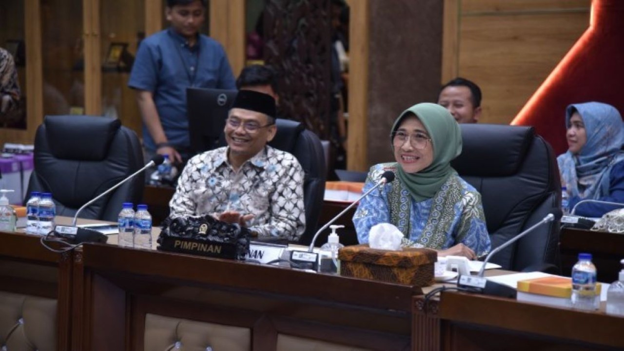 Wakil Ketua Komisi X DPR RI Abdul Fiqri Faqih (kiri) saat rapat kerja Komisi X dengan Menparekraf di Gedung DPR, Jakarta, Kamis (7/9/2023). (Munchen/nr)