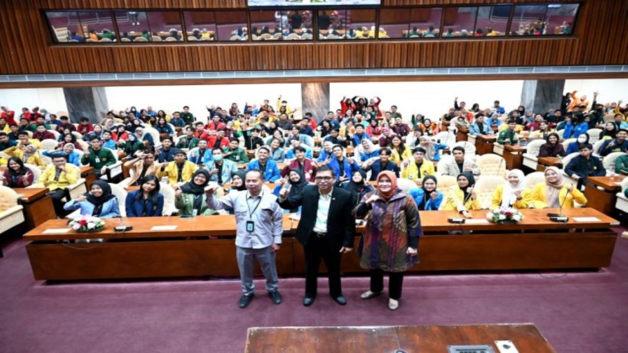 Wakil Ketua Badan Legislasi (Baleg) DPR Achmad Baidowi dalam foto bersama usai mengisi kuliah umum 'Magang di Rumah Rakyat' di Gedung Nusantara I, Senayan, Jakarta, Senin (4/9/2023). (Farhan/nr)