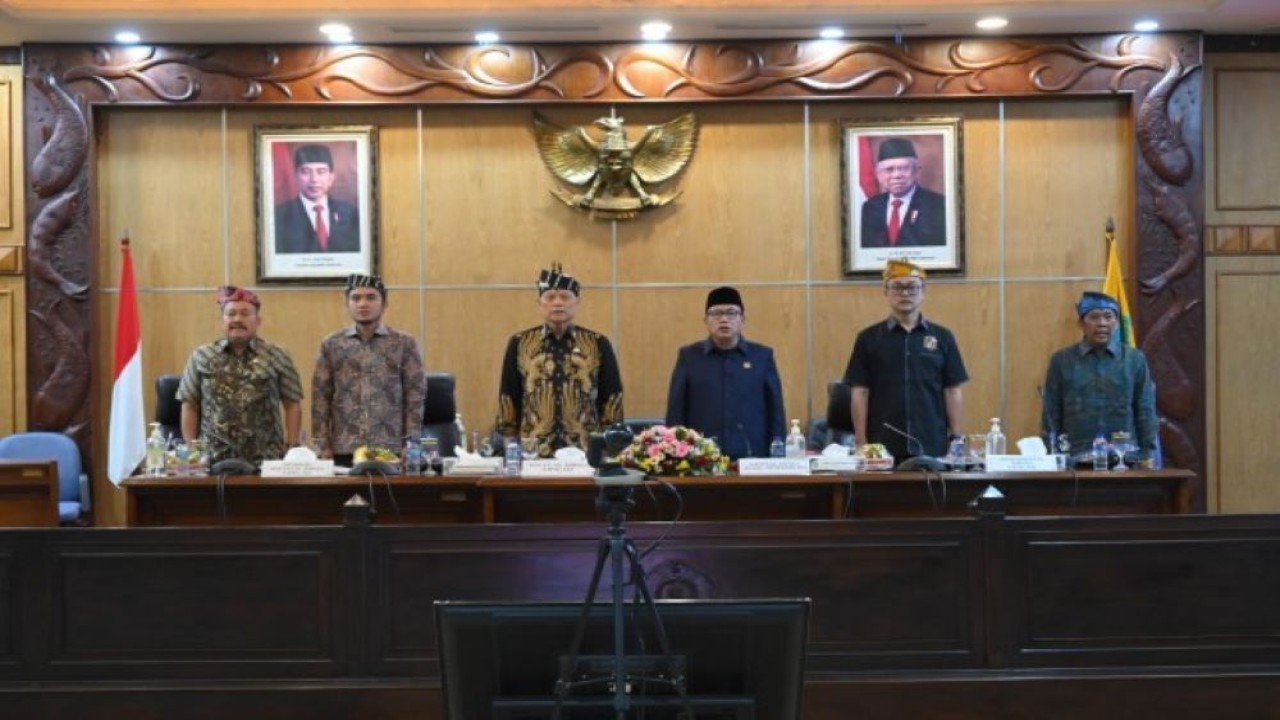 Ketua Mahkamah Kehormatan Dewan (MKD) DPR RI Adang Daradjatun saat memimpin sosialisasi ke kantor DPRD Kabupaten Sidoarjo, Jawa Timur pada Senin, (4/9/2023). (Wilga/nr)