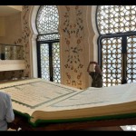 Al Quran raksasa persembahan Presiden Jokowi di Masjid Sheikh Zayed Solo, Jawa Tengah, Kamis (21/9/2023). ANTARA/Aris Wasita-1695271717