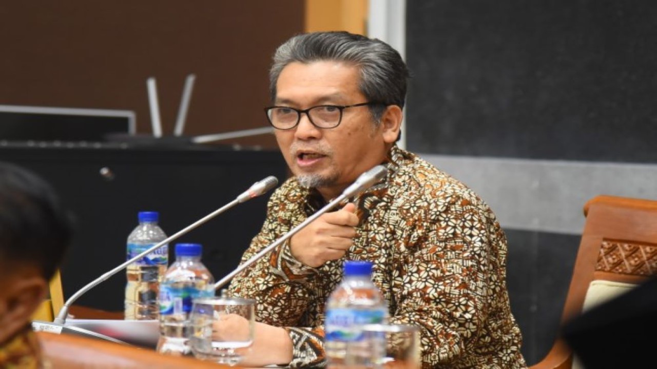 Anggota Komisi I DPR RI Almuzzammil Yusuf saat mengikuti Rapat Komisi I DPR RI dengan Kepala Badan Siber dan Sandi Negara (BSSN). (Runi/nr)