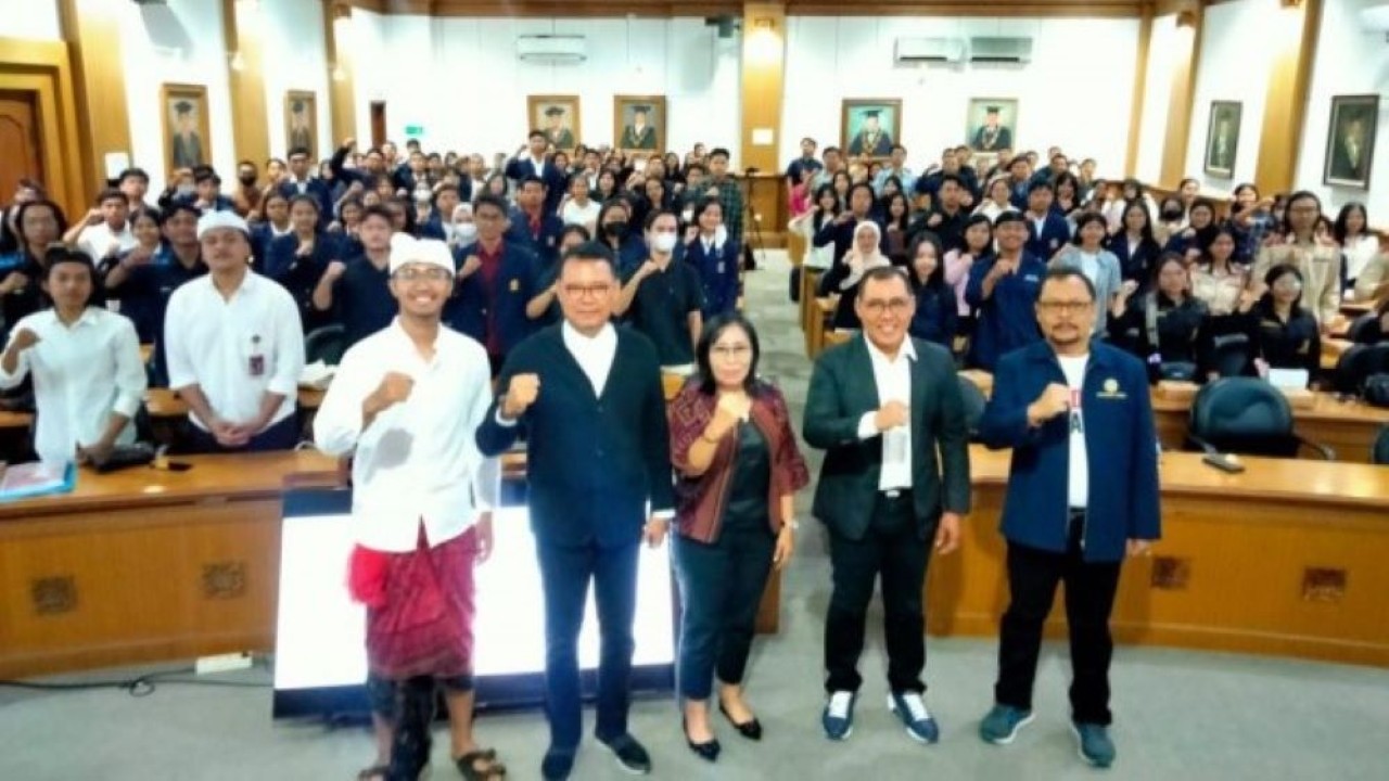 Anggota Komisi II DPR RI Anak Agung Bagus Adhi Mahendra Putra saat foto bersama usai 'Seminar Nasional Peran Mahasiswa dan Pemuda Bali dalam mengawal Implementasi Undang-Undang Provinsi Bali' di Rektorat Universitas Udayana, Badung, Bali. (Ist/nr)