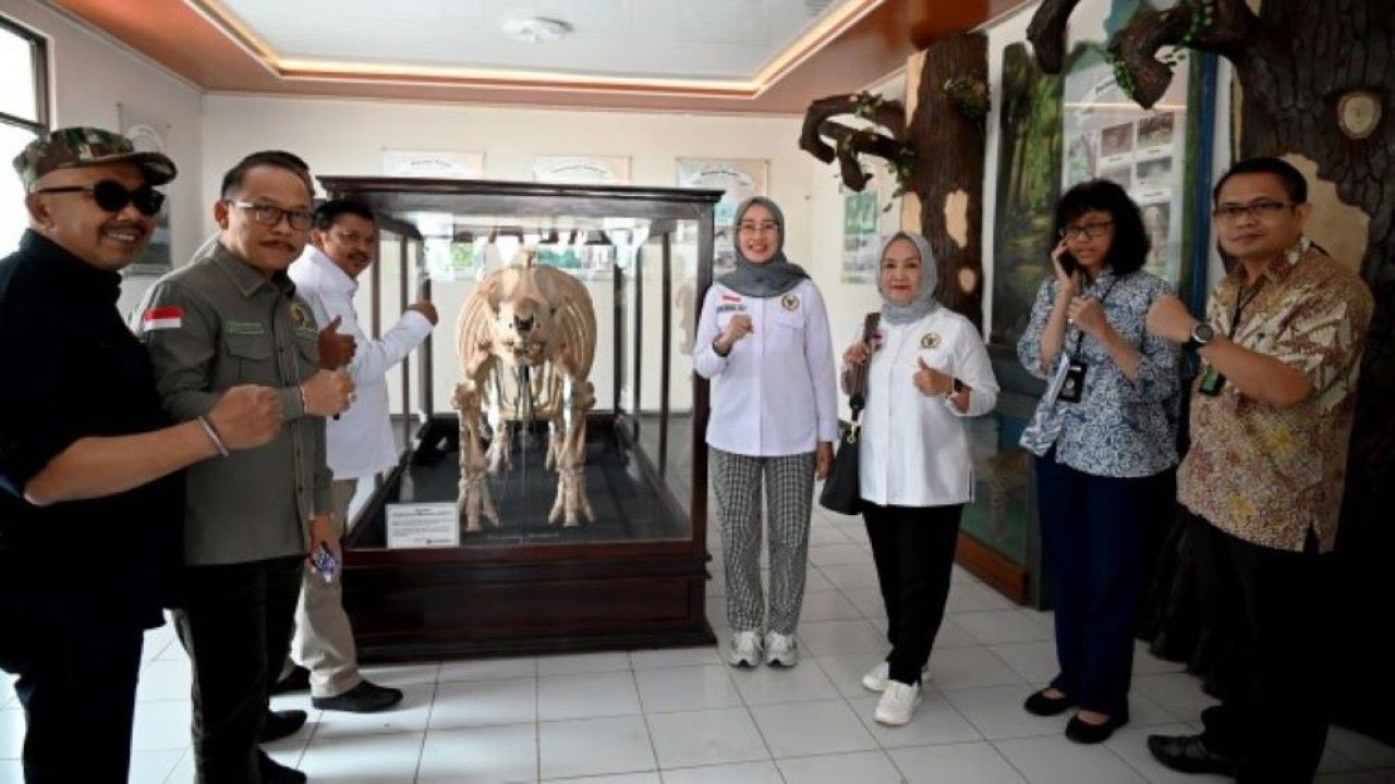 Wakil Ketua Komisi IV DPR RI Anggia Erma Rini saat memimpin Tim Kunjungan Kerja Spesifik Komisi IV DPR RI ke Balai Taman Nasional Ujung Kulon Serang, Banten, Jumat (15/9/2023). (Tari/Man)