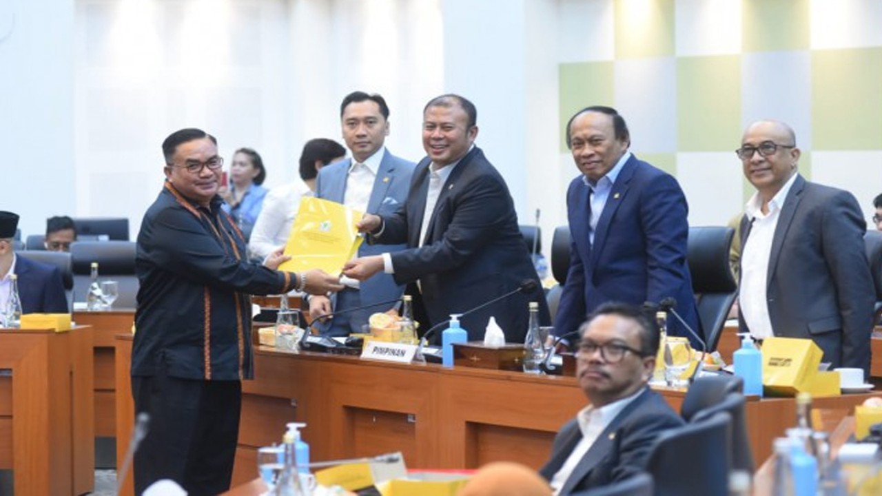 Anggota Banggar DPR RI Salim Fakhry saat menyerahkan pendapat mini Fraksi Golkar sebagai sikap akhir fraksi pada pembicaraan tingkat I pembahasan RUU tentang APBN 2024 di Gedung Nusantara, DPR RI, Senayan, Jakarta, Selasa (19/9/2023). Foto: Jaka/nr