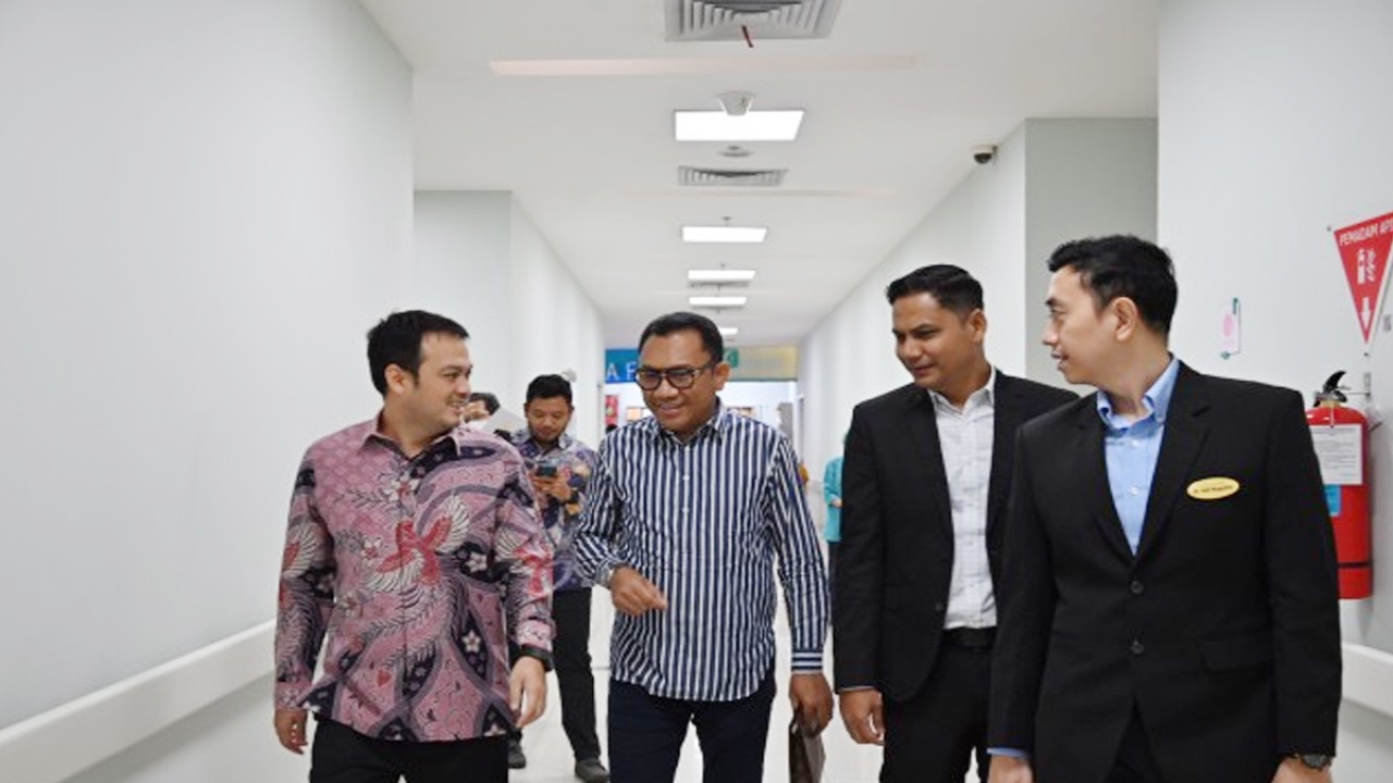 Anggota BURT DPR RI Ansy Lema (dua dari kiri) saat mengikuti kunjungan kerja spesifik BURT DPR RI ke Rumah Sakit (RS) Columbia Asia Semarang, Selasa (5/9/2023). Foto: Mentari/nr