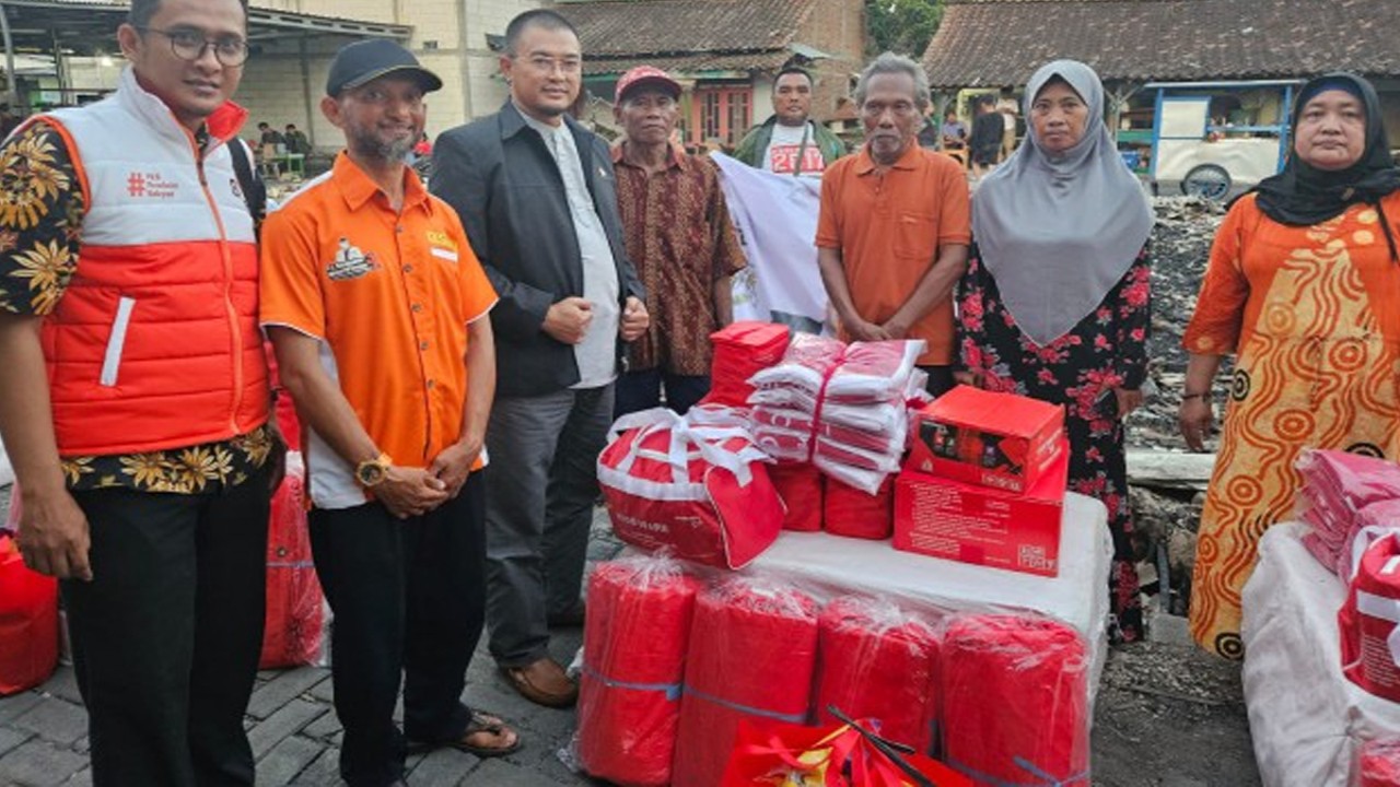 Anggota DPR RI I Wisnu Wijaya saat memberikan bantuan kepada korban musibah kebakaran yang terjadi di Kelurahan Bangetayu Kulon, Kecamatan Genuk, Kota Semarang. Foto: Ist/nr
